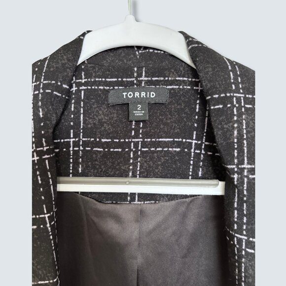 EUC Torrid Black Plaid Lightweight Crepe Cropped Ruched Sleeve Blazer Size 2x - Picture 4 of 5